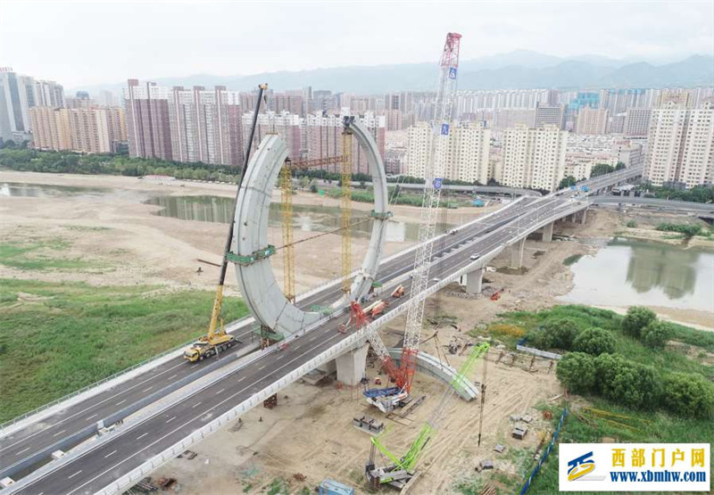 主桥钢塔环顺利合龙宝鸡渭河团结大桥建设进入最后冲刺阶段(图1) 主桥钢塔环顺利合龙宝鸡渭河团结大桥建设进入最后冲刺阶段(图1)