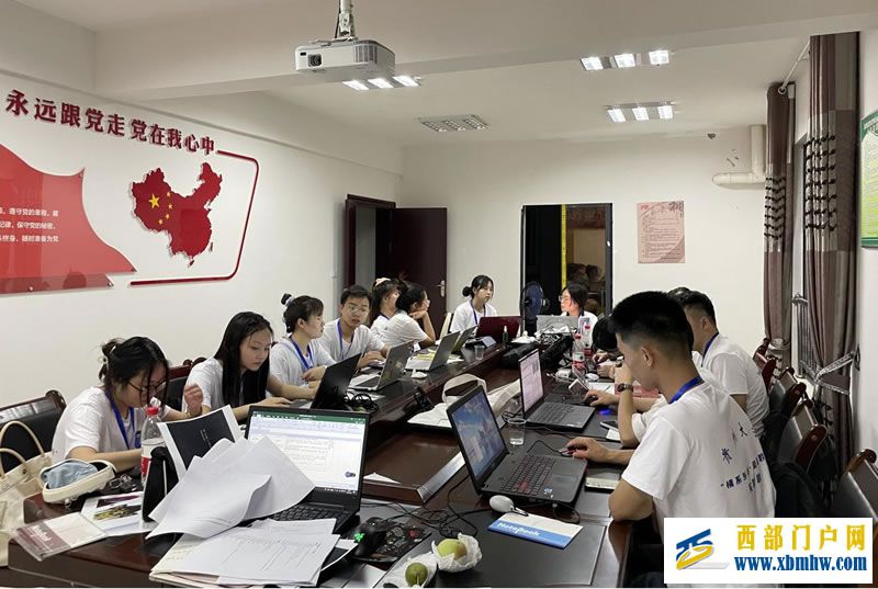 实践团队在枫香溪镇核桃基地进行第一次讨论会 实践团队在枫香溪镇核桃基地进行第一次讨论会