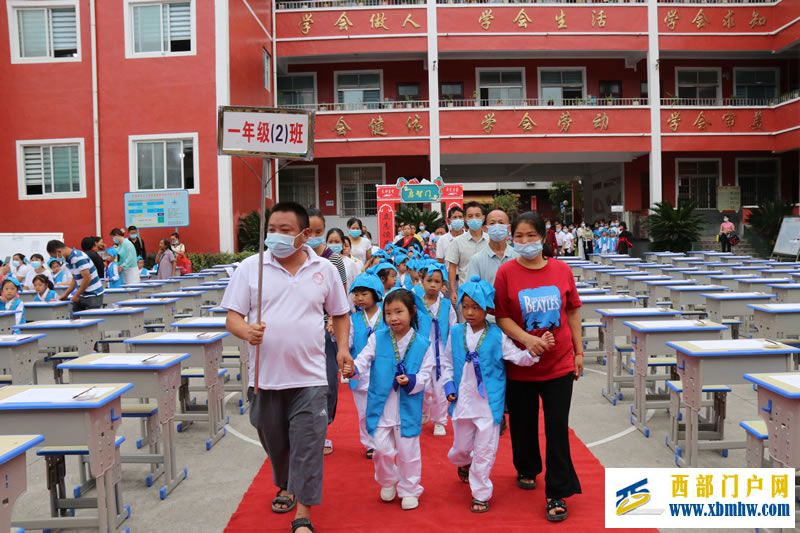 开笔启智 扬帆起航 --镇远县青溪镇中心小学一年级新生开笔礼(图2) 镇远县青溪镇中心小学一年级新生开笔礼