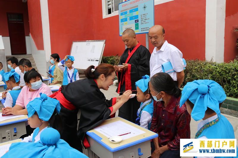 开笔启智 扬帆起航 --镇远县青溪镇中心小学一年级新生开笔礼(图10) 镇远县青溪镇中心小学一年级新生开笔礼