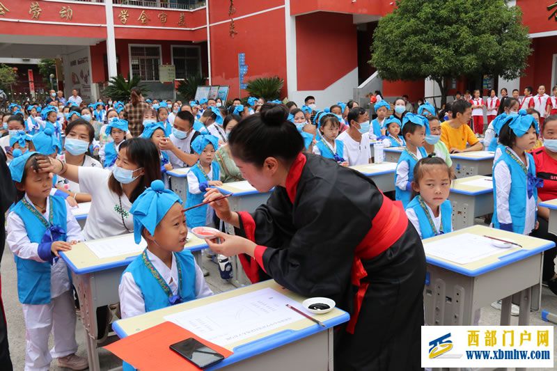开笔启智 扬帆起航 --镇远县青溪镇中心小学一年级新生开笔礼(图9) 镇远县青溪镇中心小学一年级新生开笔礼