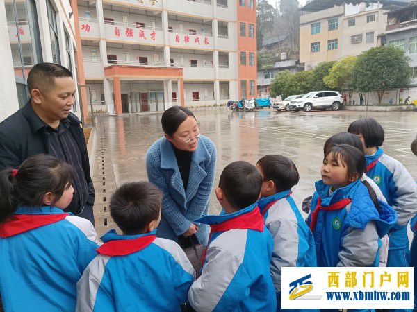 县教育局一行到刀坝小学督导检查开学工作(图2) 邓和平副局长关心刀坝小学学生_副本.jpg