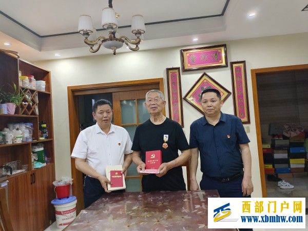 熠熠数十载,初心五十年(图1) 6.25慰问光荣在党50周年的张羽强老师_副本.jpg