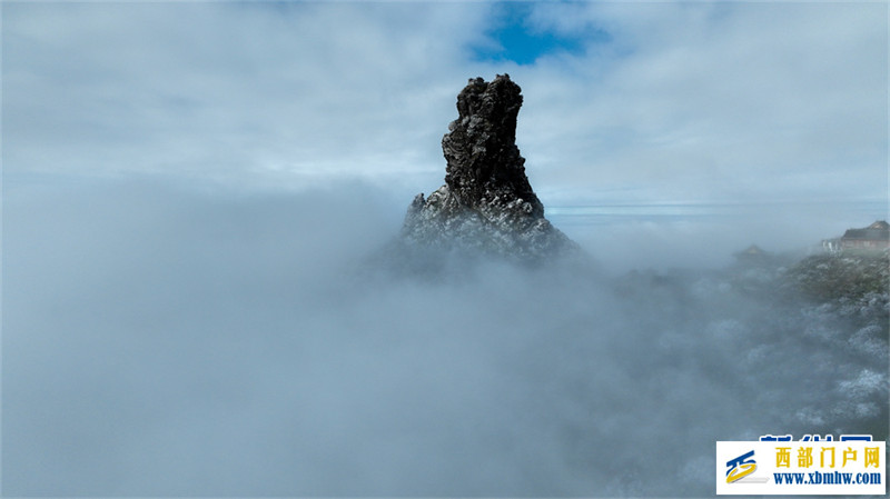 贵州梵净山:迎来立冬后首场雾凇景观(图1) 贵州梵净山:迎来立冬后首场雾凇景观(图1)