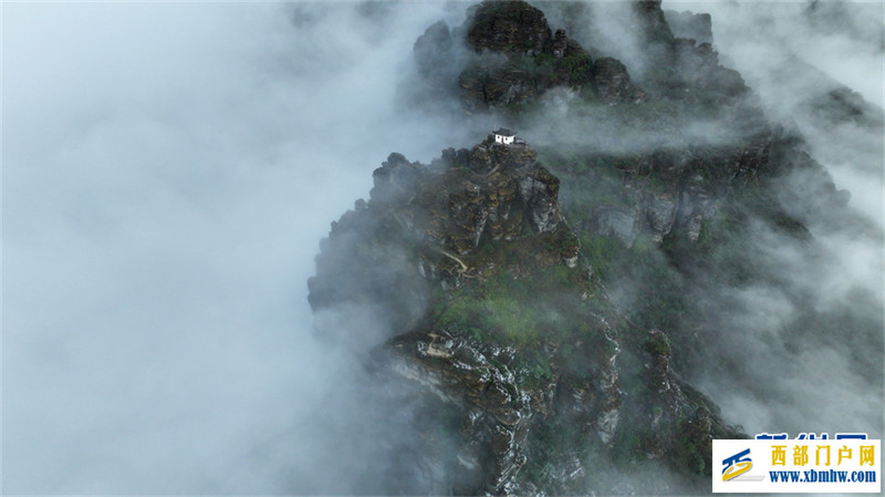 贵州梵净山:迎来立冬后首场雾凇景观(图3) 贵州梵净山:迎来立冬后首场雾凇景观(图3)