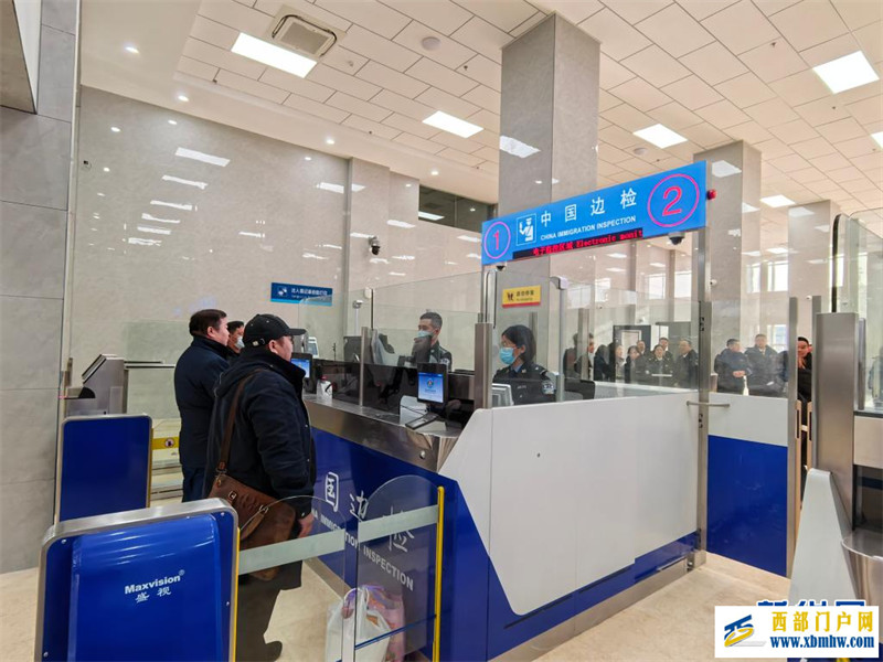 中蒙最大货运公路口岸甘其毛都恢复客运通关(图2) 中蒙最大货运公路口岸甘其毛都恢复客运通关(图2)