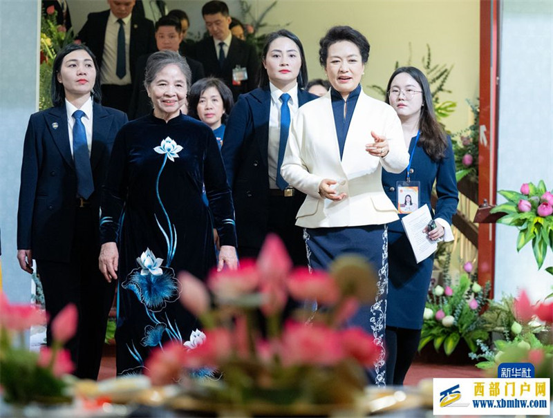彭丽媛同越共中央总书记夫人吴氏敏参观越南妇女博物馆并茶叙(图3) 彭丽媛同越共中央总书记夫人吴氏敏参观越南妇女博物馆并茶叙(图3)