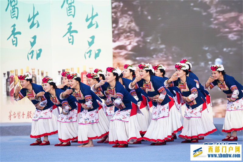 舞出健康新生活 全国广场舞总决赛在贵州榕江落幕(图3) 舞出健康新生活 全国广场舞总决赛在贵州榕江落幕(图3)