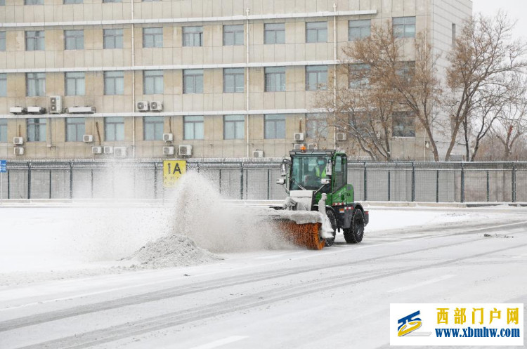 降雪来袭!银川机场护航春运全力保障旅客出行(图1) 降雪来袭!银川机场护航春运全力保障旅客出行(图1)