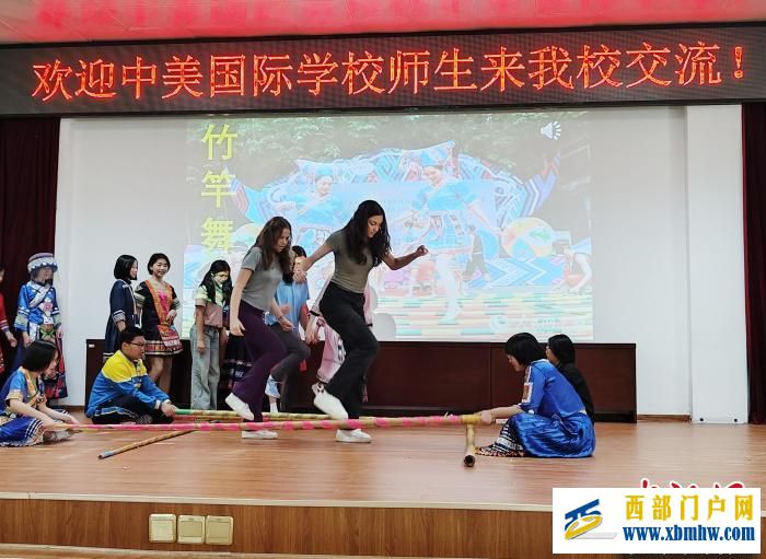 唱山歌跳竹竿舞 美国学生桂林体验壮族民俗文化(图2) 唱山歌跳竹竿舞 美国学生桂林体验壮族民俗文化(图2)