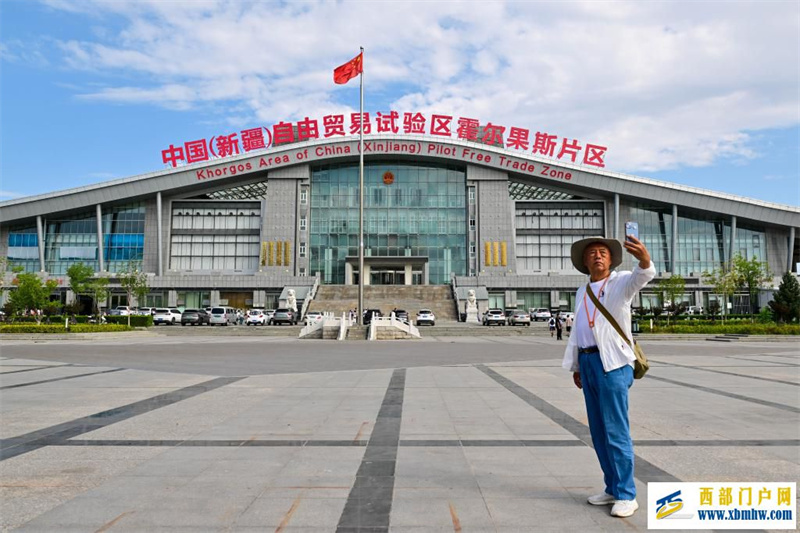 新疆霍尔果斯:跨境游、购物游火热(图4) 新疆霍尔果斯:跨境游、购物游火热(图4)