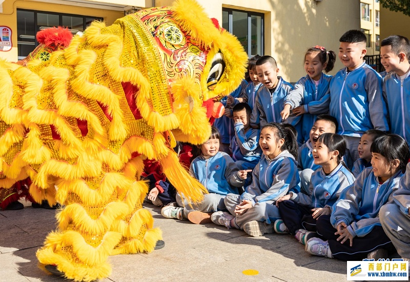 呼和浩特:舞狮进校园 文化共传承(图2) 呼和浩特:舞狮进校园 文化共传承(图2)