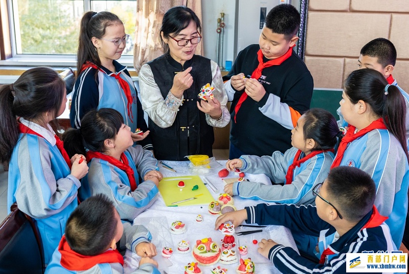 呼和浩特:舞狮进校园 文化共传承(图5) 呼和浩特:舞狮进校园 文化共传承(图5)