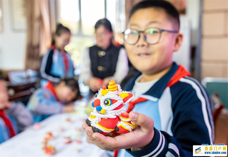 呼和浩特:舞狮进校园 文化共传承(图8) 呼和浩特:舞狮进校园 文化共传承(图8)