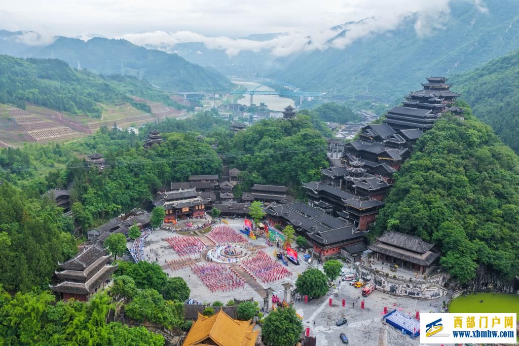 第十五届乌江苗族踩花山节在重庆开幕(图1) 第十五届乌江苗族踩花山节在重庆开幕(图1)