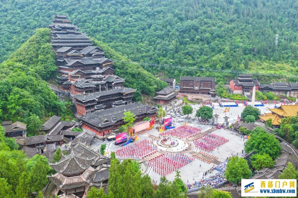 第十五届乌江苗族踩花山节在重庆开幕(图2) 第十五届乌江苗族踩花山节在重庆开幕(图2)