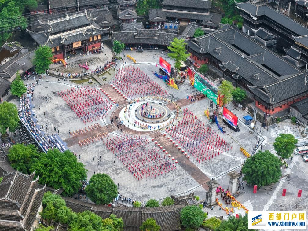 第十五届乌江苗族踩花山节在重庆开幕(图3) 第十五届乌江苗族踩花山节在重庆开幕(图3)