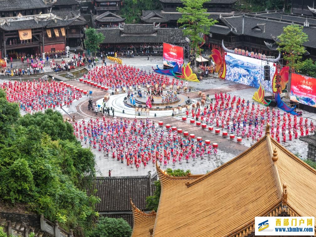 第十五届乌江苗族踩花山节在重庆开幕(图9) 第十五届乌江苗族踩花山节在重庆开幕(图9)