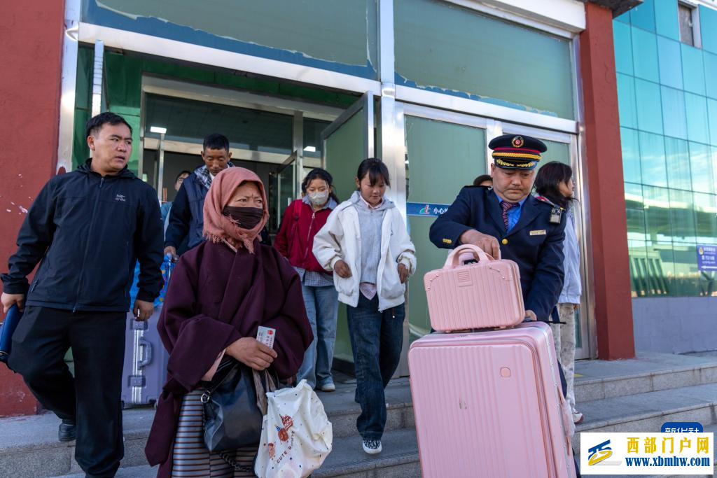 青藏铁路那曲站:20年累计到发旅客近900万人次(图5) 青藏铁路那曲站:20年累计到发旅客近900万人次(图5)
