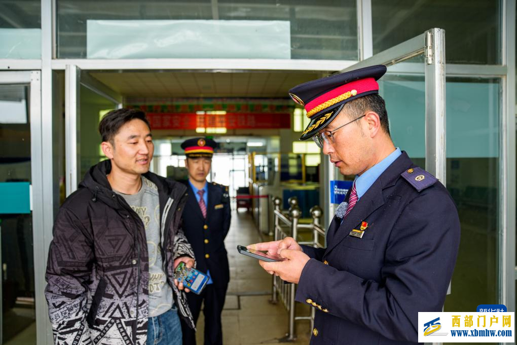 一名高原铁路人的“天路”守望(图13) 一名高原铁路人的“天路”守望(图13)