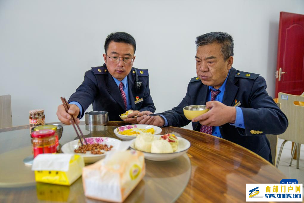 一名高原铁路人的“天路”守望(图18) 一名高原铁路人的“天路”守望(图18)