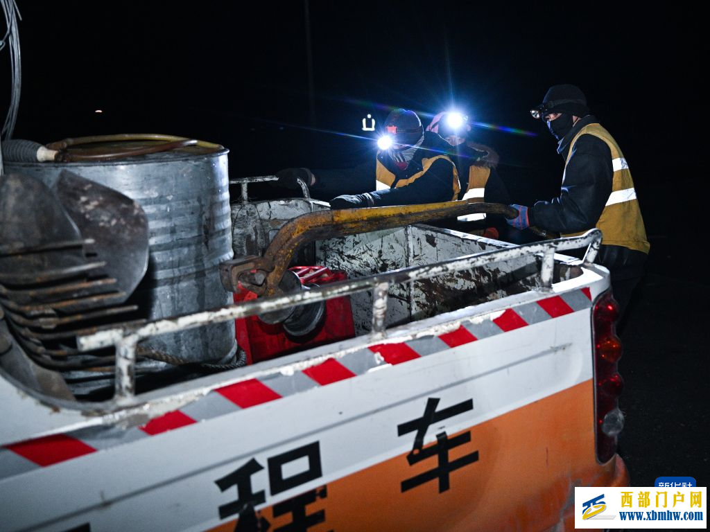 青海湖畔养路工(图1) 青海湖畔养路工(图1)