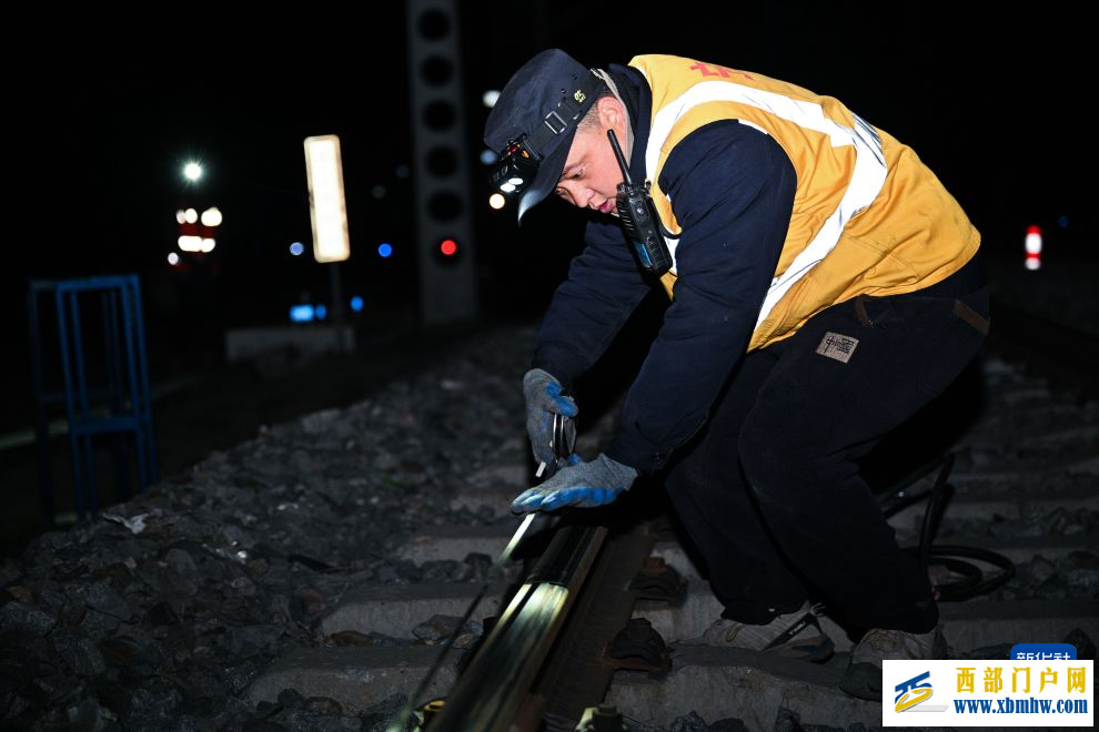 青海湖畔养路工(图2) 青海湖畔养路工(图2)