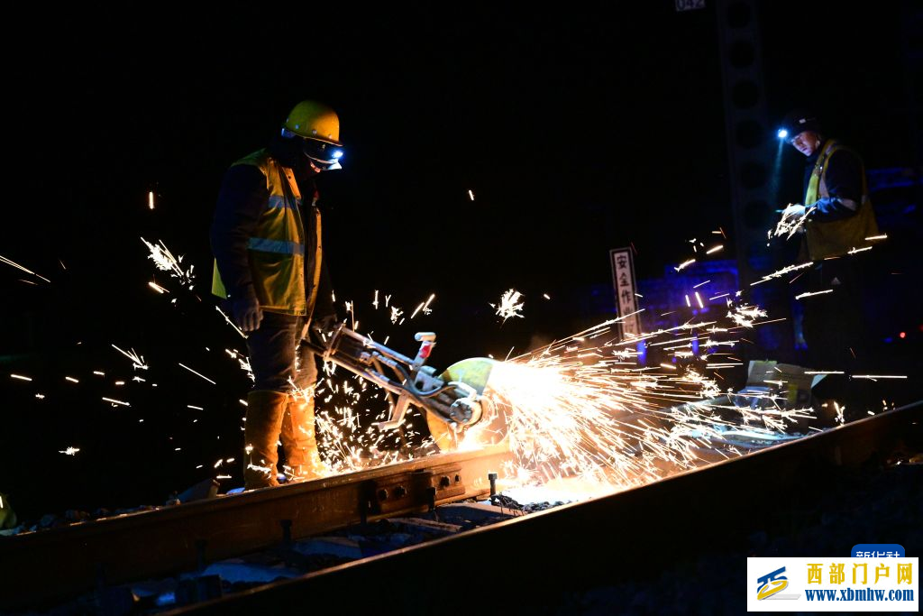 青海湖畔养路工(图3) 青海湖畔养路工(图3)