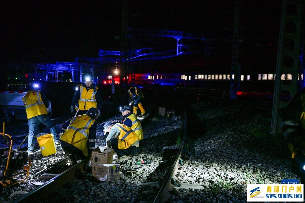 青海湖畔养路工(图5) 青海湖畔养路工(图5)