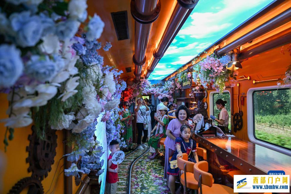 文旅专列助力暑期消费(图1) 文旅专列助力暑期消费(图1)