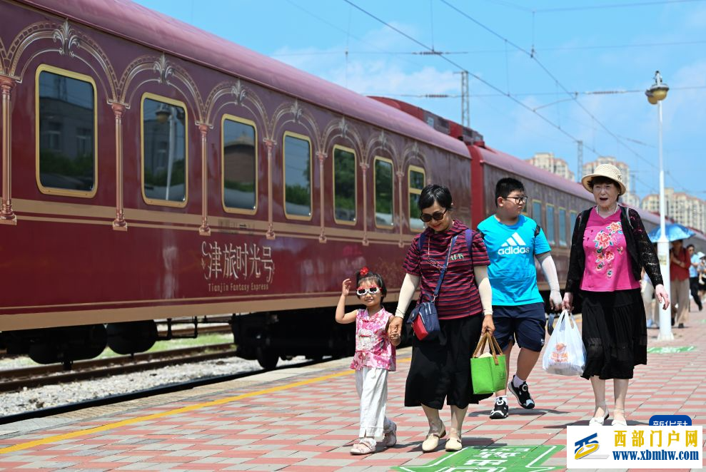 文旅专列助力暑期消费(图2) 文旅专列助力暑期消费(图2)