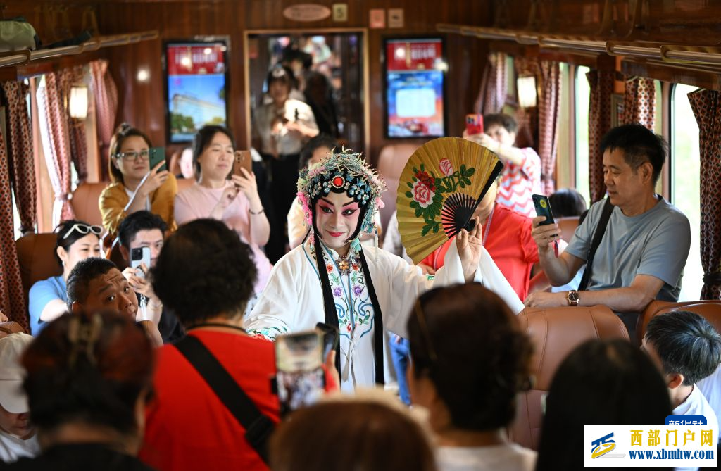 文旅专列助力暑期消费(图3) 文旅专列助力暑期消费(图3)